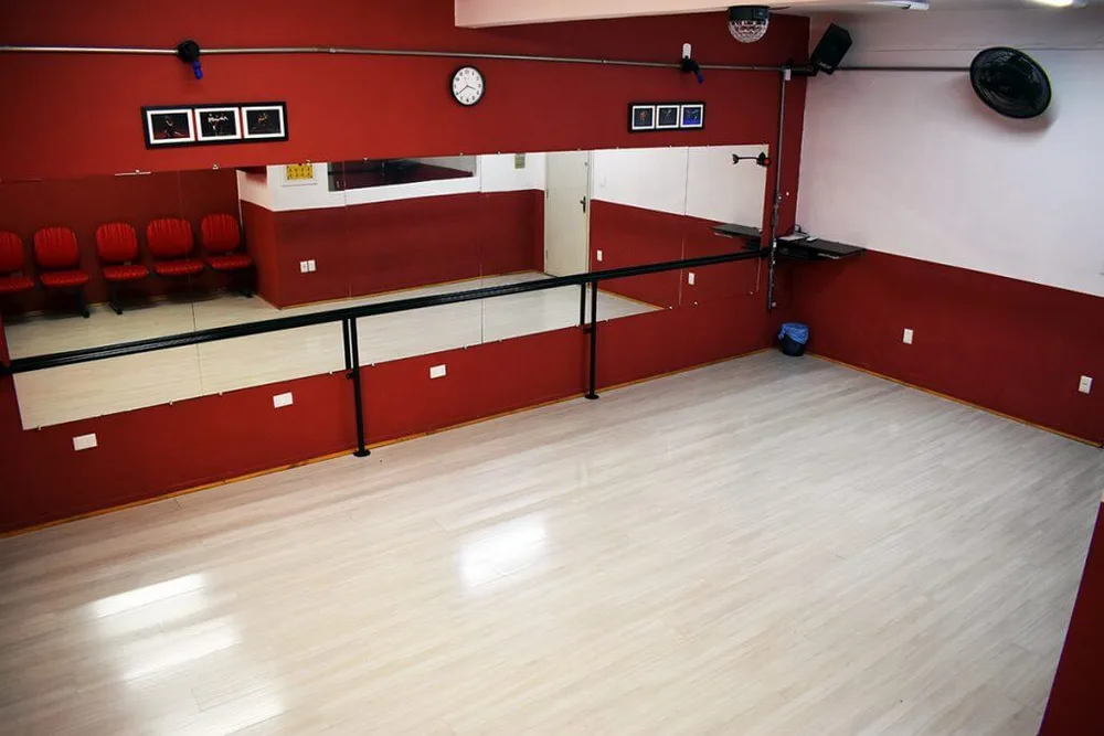 Sala do NDEC com espelhos e piso adequado